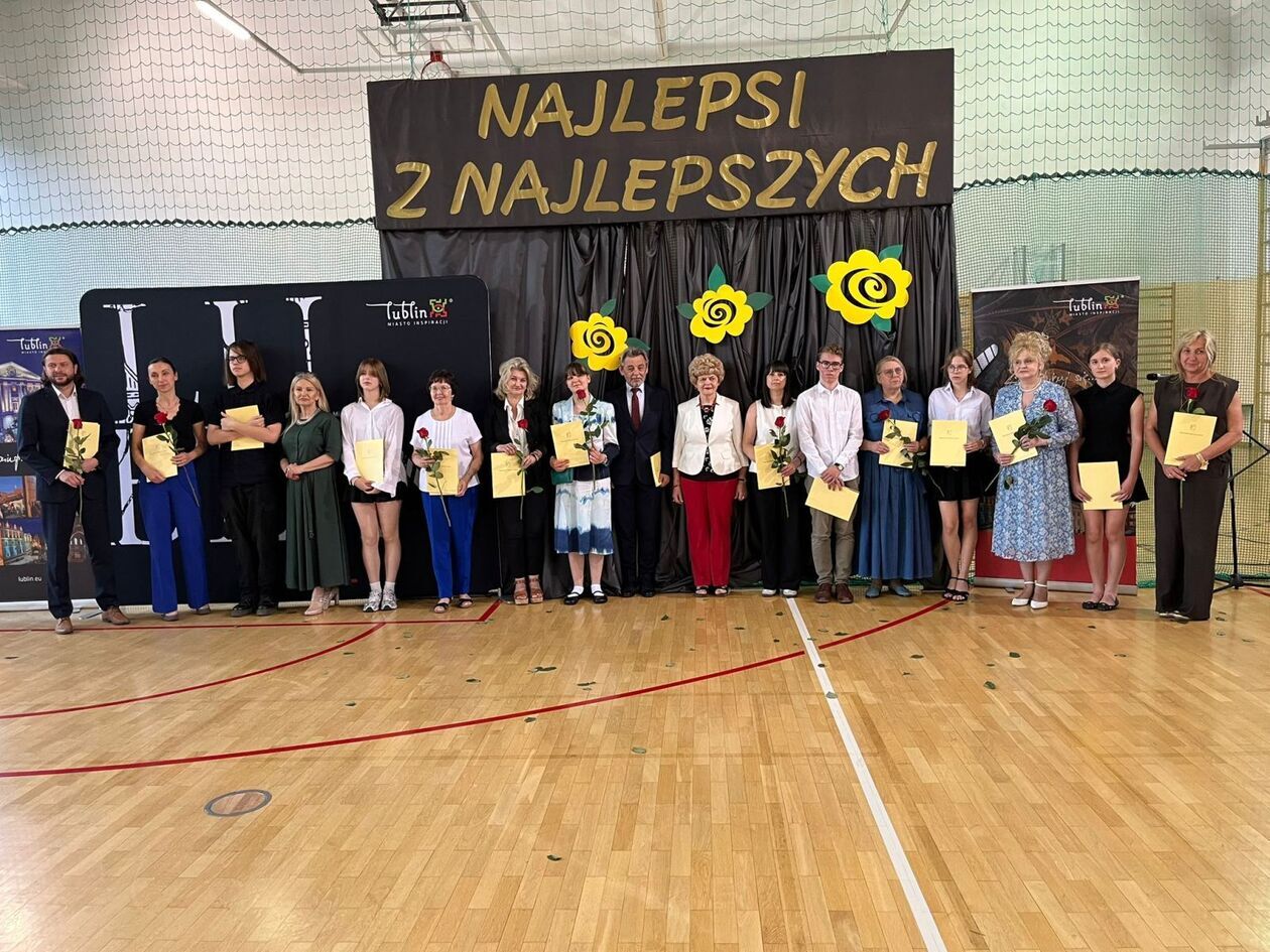  186 uczniów otrzymało stypendia prezydenta za sukcesy w olimpiadach i konkursach (zdjęcie 111) - Autor: DW