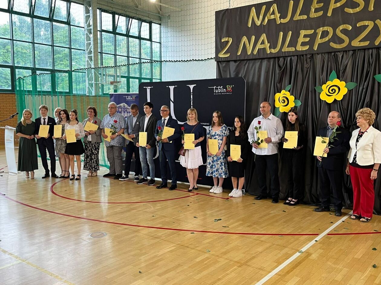  186 uczniów otrzymało stypendia prezydenta za sukcesy w olimpiadach i konkursach (zdjęcie 113) - Autor: DW