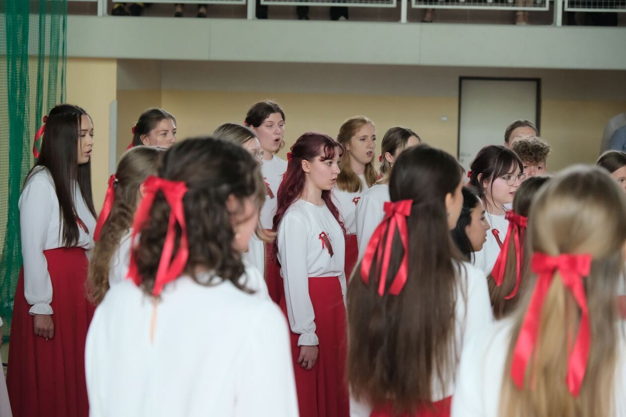  186 uczniów otrzymało stypendia prezydenta za sukcesy w olimpiadach i konkursach (zdjęcie 13) - Autor: DW