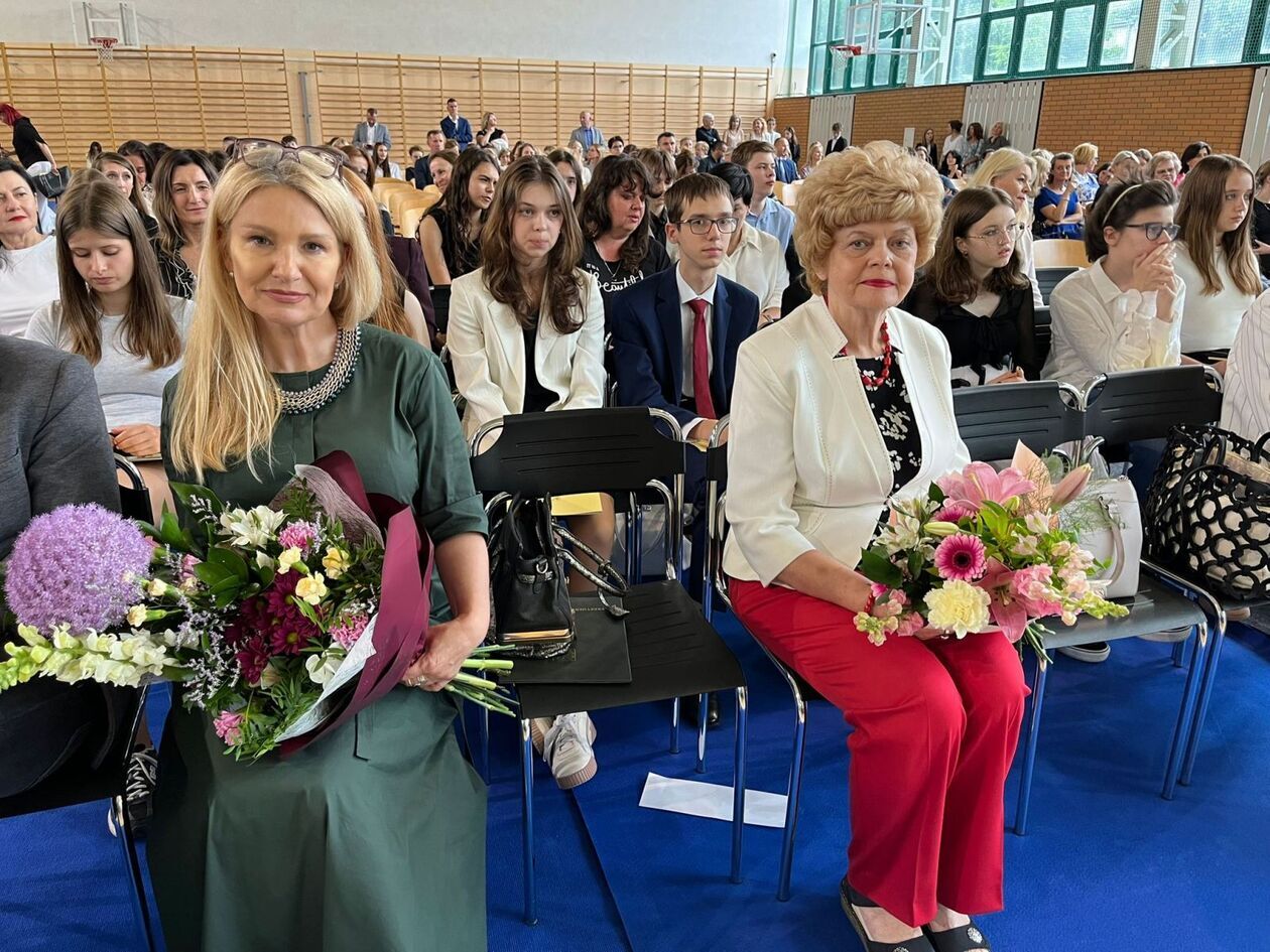  186 uczniów otrzymało stypendia prezydenta za sukcesy w olimpiadach i konkursach (zdjęcie 107) - Autor: DW