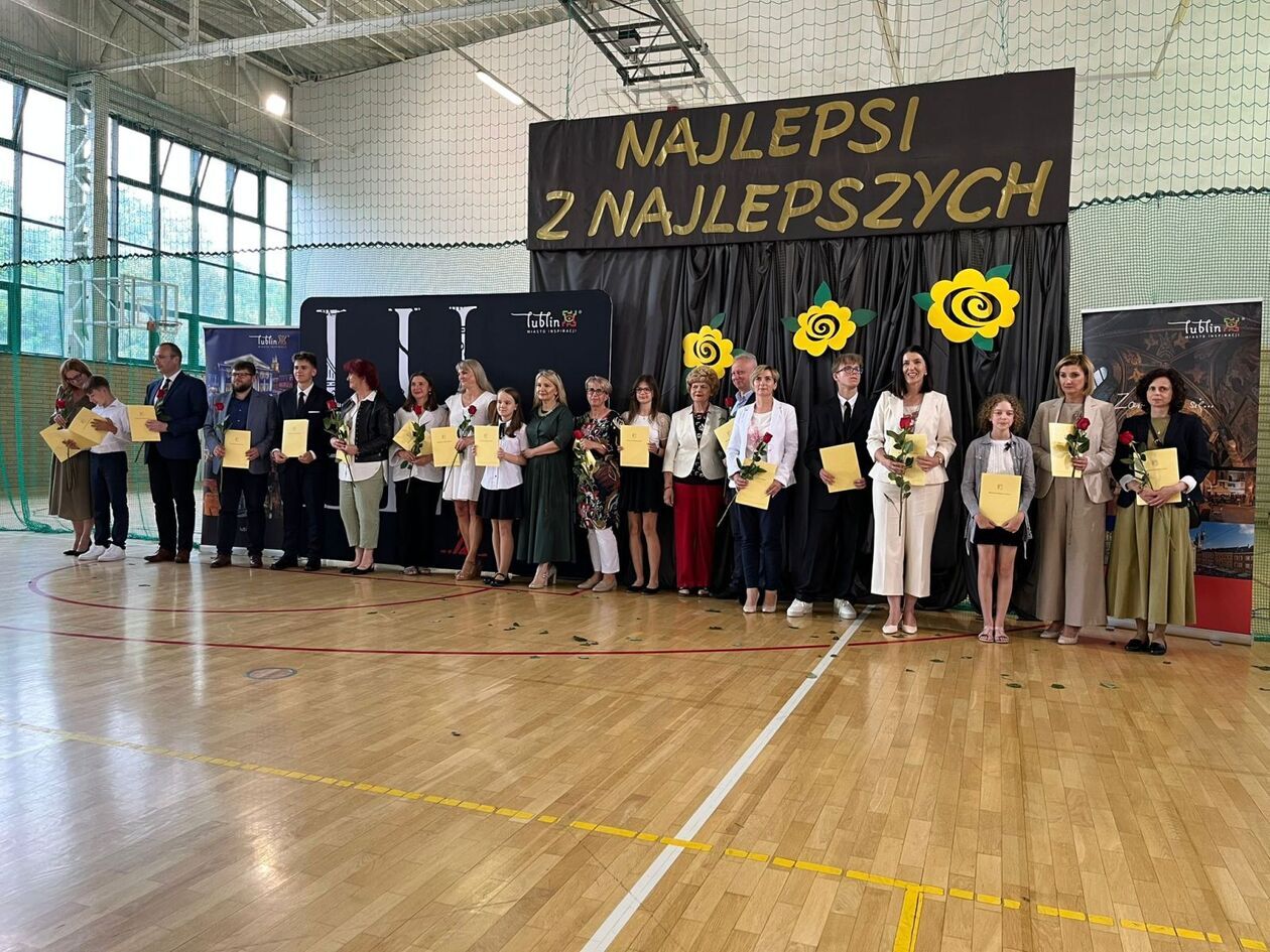  186 uczniów otrzymało stypendia prezydenta za sukcesy w olimpiadach i konkursach (zdjęcie 114) - Autor: DW