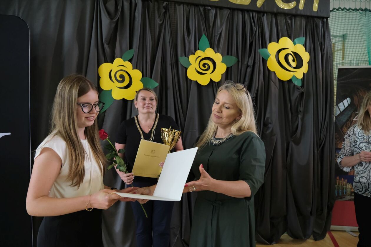  186 uczniów otrzymało stypendia prezydenta za sukcesy w olimpiadach i konkursach (zdjęcie 34) - Autor: DW