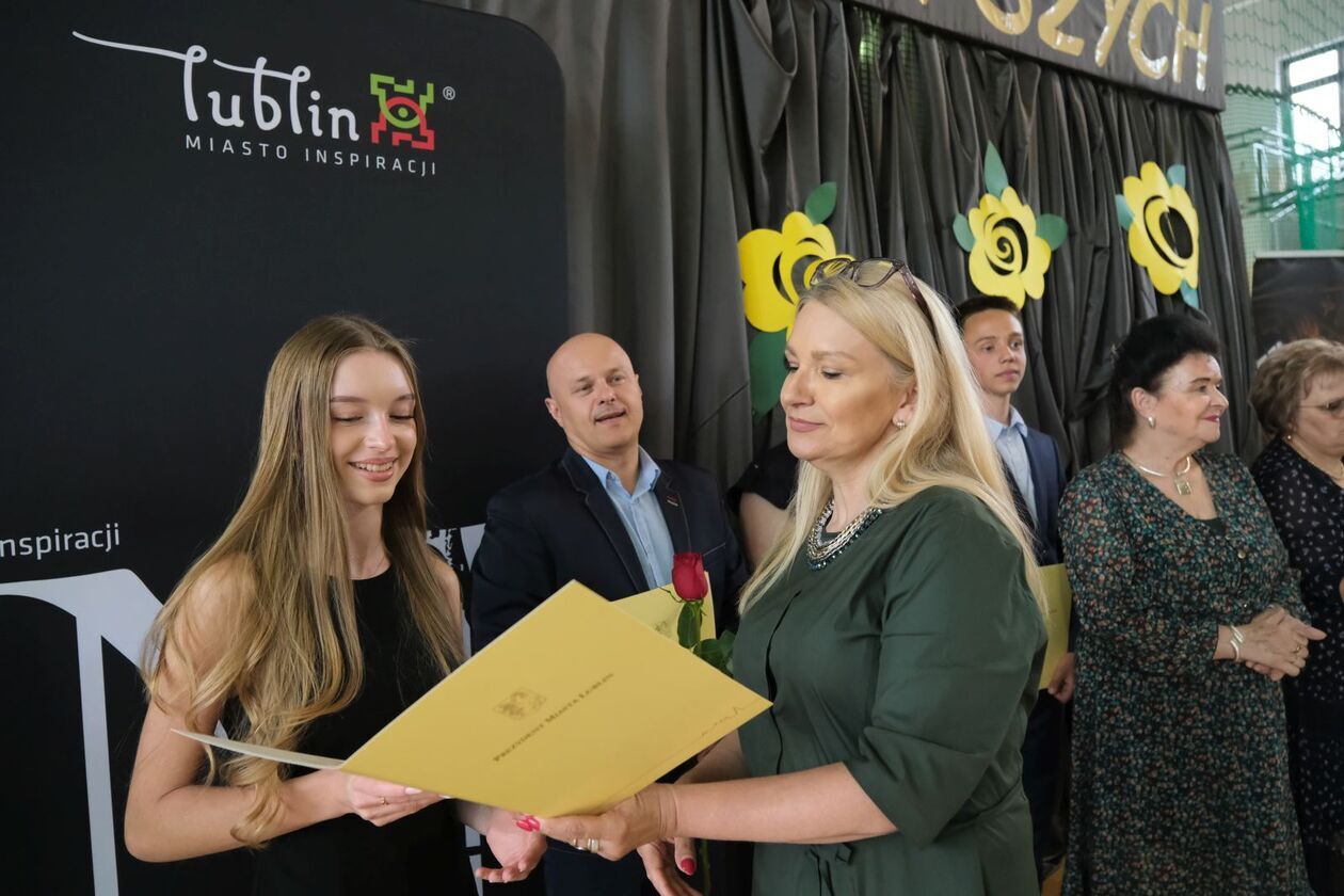  186 uczniów otrzymało stypendia prezydenta za sukcesy w olimpiadach i konkursach (zdjęcie 56) - Autor: DW