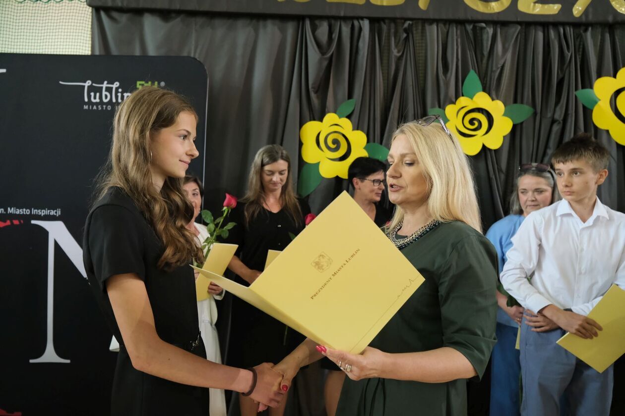  186 uczniów otrzymało stypendia prezydenta za sukcesy w olimpiadach i konkursach (zdjęcie 21) - Autor: DW