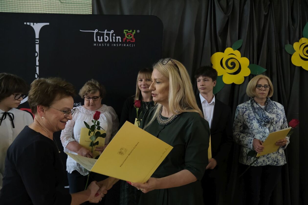  186 uczniów otrzymało stypendia prezydenta za sukcesy w olimpiadach i konkursach (zdjęcie 78) - Autor: DW