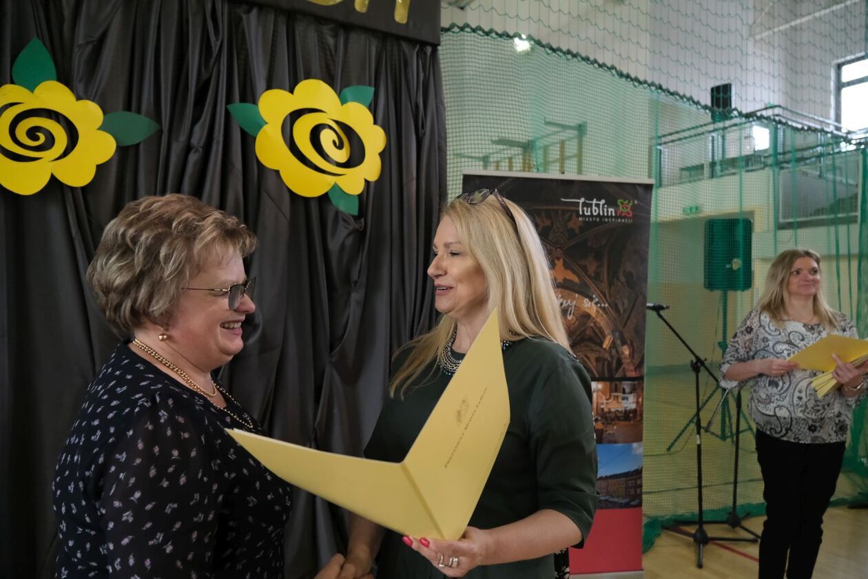  186 uczniów otrzymało stypendia prezydenta za sukcesy w olimpiadach i konkursach (zdjęcie 52) - Autor: DW