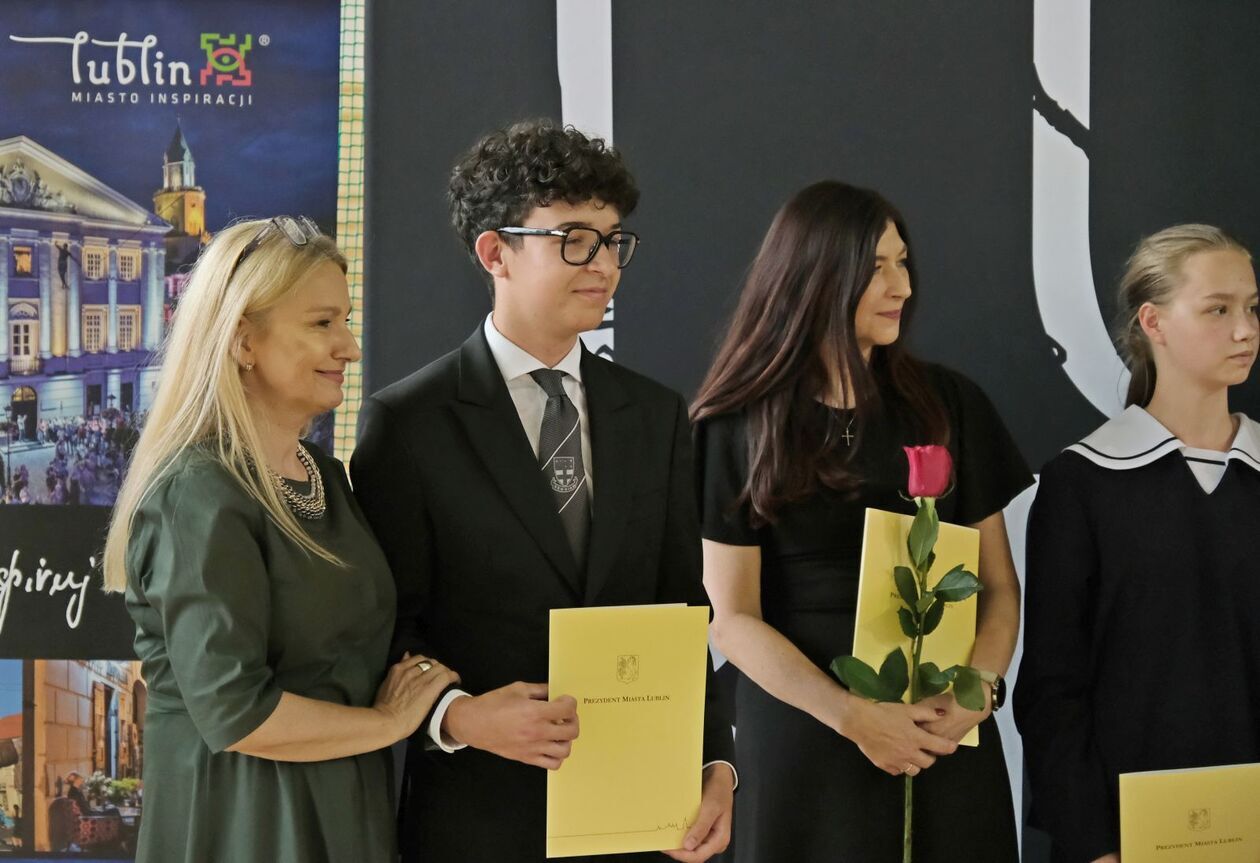  186 uczniów otrzymało stypendia prezydenta za sukcesy w olimpiadach i konkursach (zdjęcie 84) - Autor: DW