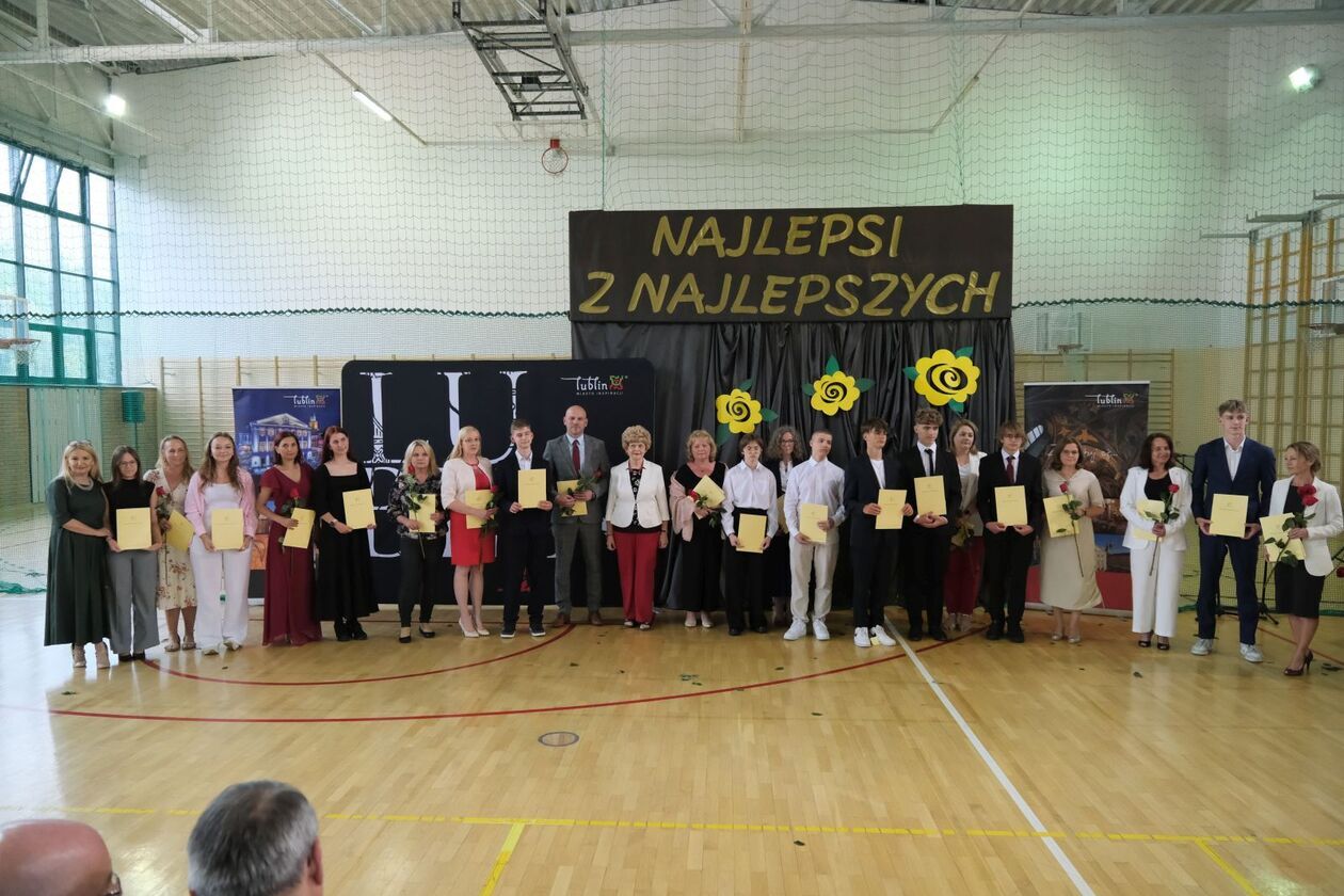  186 uczniów otrzymało stypendia prezydenta za sukcesy w olimpiadach i konkursach (zdjęcie 92) - Autor: DW