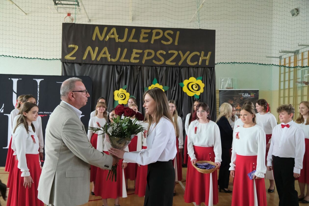  186 uczniów otrzymało stypendia prezydenta za sukcesy w olimpiadach i konkursach (zdjęcie 15) - Autor: DW