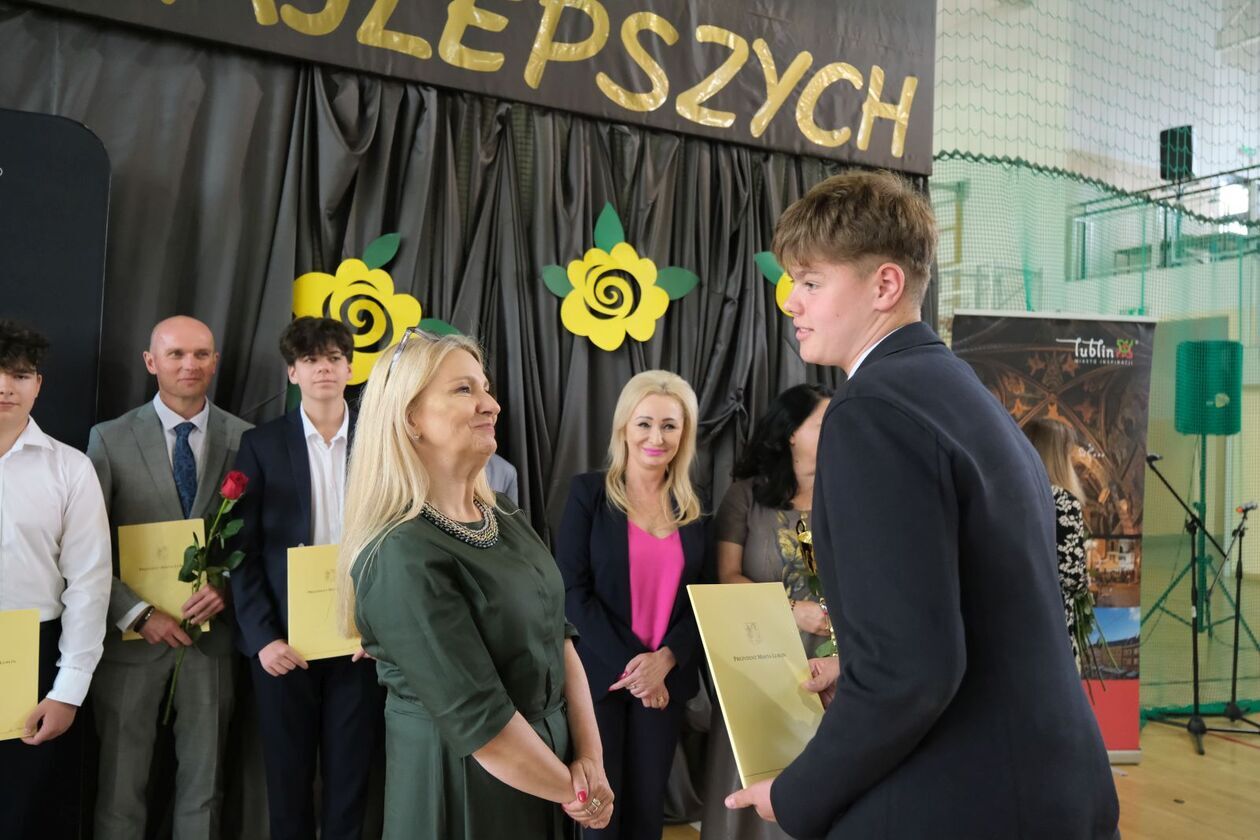  186 uczniów otrzymało stypendia prezydenta za sukcesy w olimpiadach i konkursach (zdjęcie 50) - Autor: DW