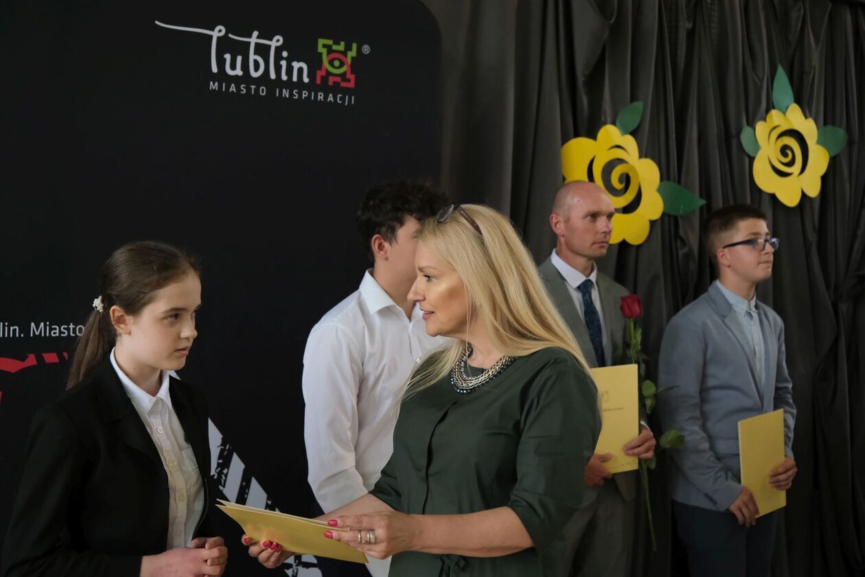  186 uczniów otrzymało stypendia prezydenta za sukcesy w olimpiadach i konkursach (zdjęcie 47) - Autor: DW