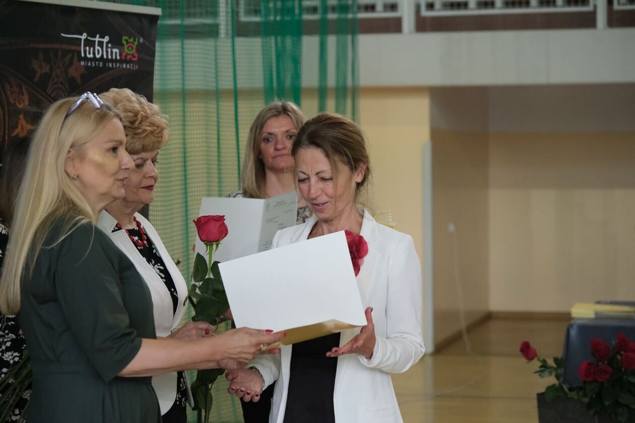  186 uczniów otrzymało stypendia prezydenta za sukcesy w olimpiadach i konkursach (zdjęcie 89) - Autor: DW