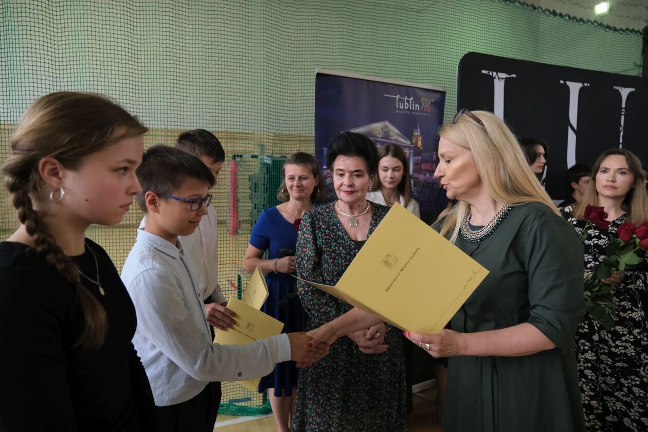  186 uczniów otrzymało stypendia prezydenta za sukcesy w olimpiadach i konkursach (zdjęcie 61) - Autor: DW