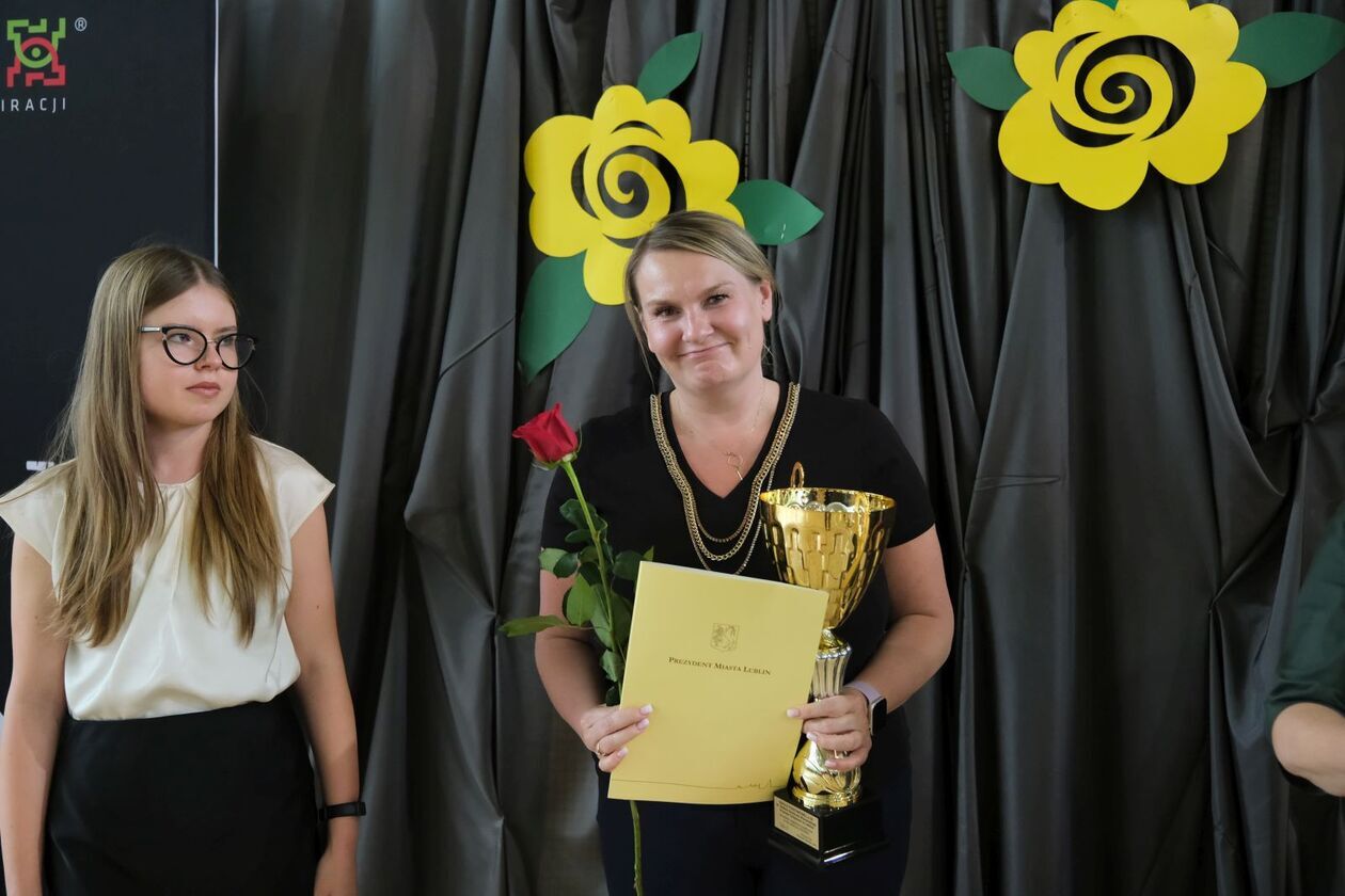  186 uczniów otrzymało stypendia prezydenta za sukcesy w olimpiadach i konkursach (zdjęcie 33) - Autor: DW