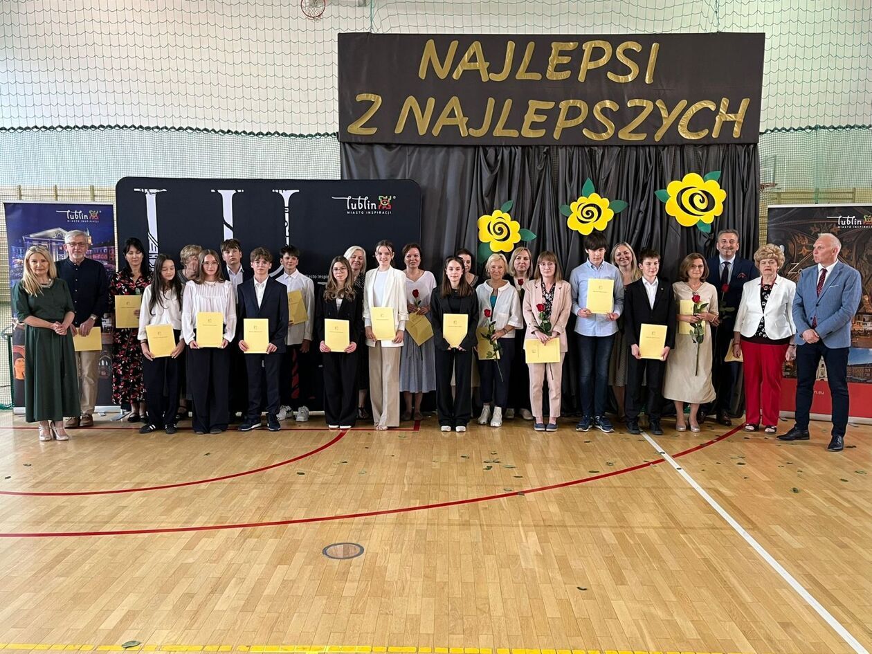  186 uczniów otrzymało stypendia prezydenta za sukcesy w olimpiadach i konkursach (zdjęcie 104) - Autor: DW