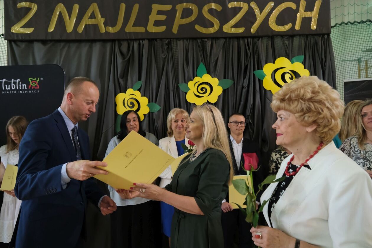  186 uczniów otrzymało stypendia prezydenta za sukcesy w olimpiadach i konkursach (zdjęcie 95) - Autor: DW
