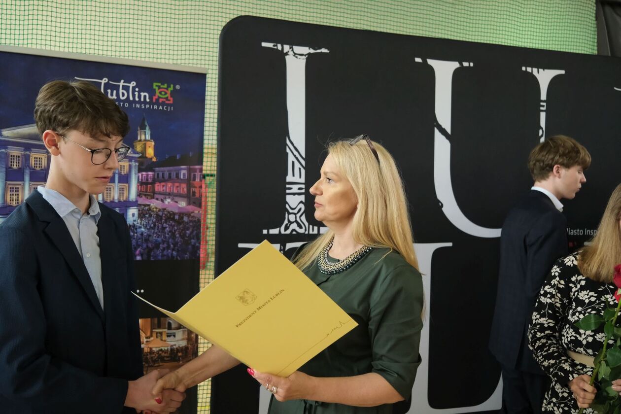  186 uczniów otrzymało stypendia prezydenta za sukcesy w olimpiadach i konkursach (zdjęcie 39) - Autor: DW