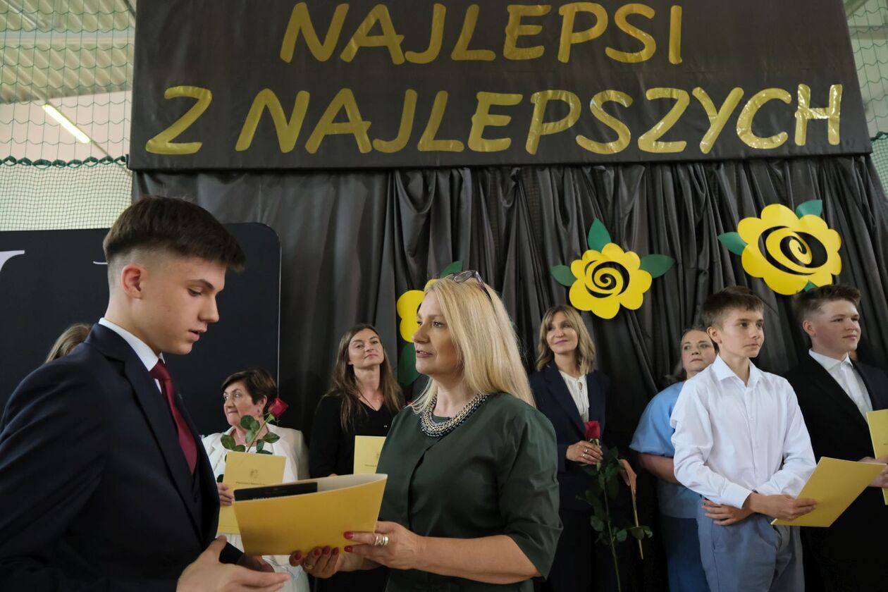  186 uczniów otrzymało stypendia prezydenta za sukcesy w olimpiadach i konkursach (zdjęcie 22) - Autor: DW