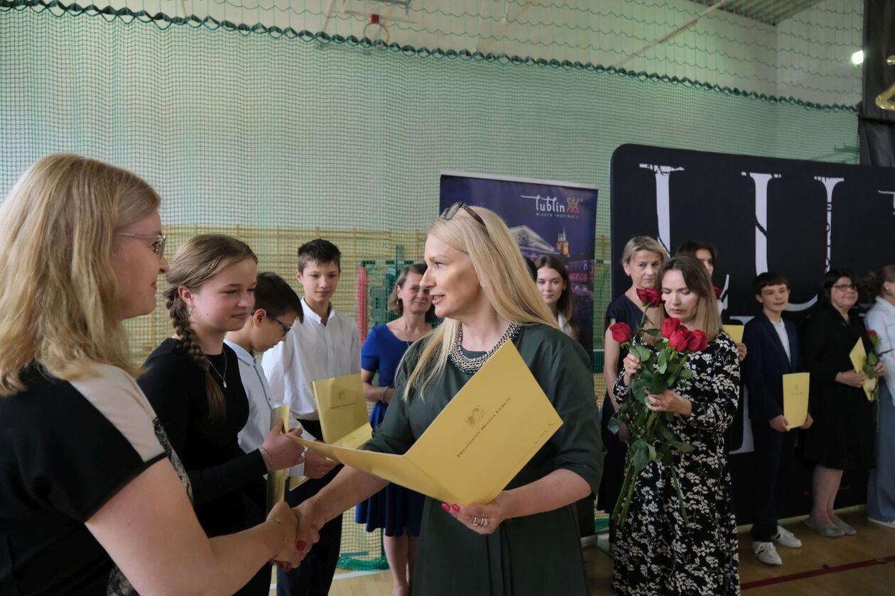  186 uczniów otrzymało stypendia prezydenta za sukcesy w olimpiadach i konkursach (zdjęcie 63) - Autor: DW