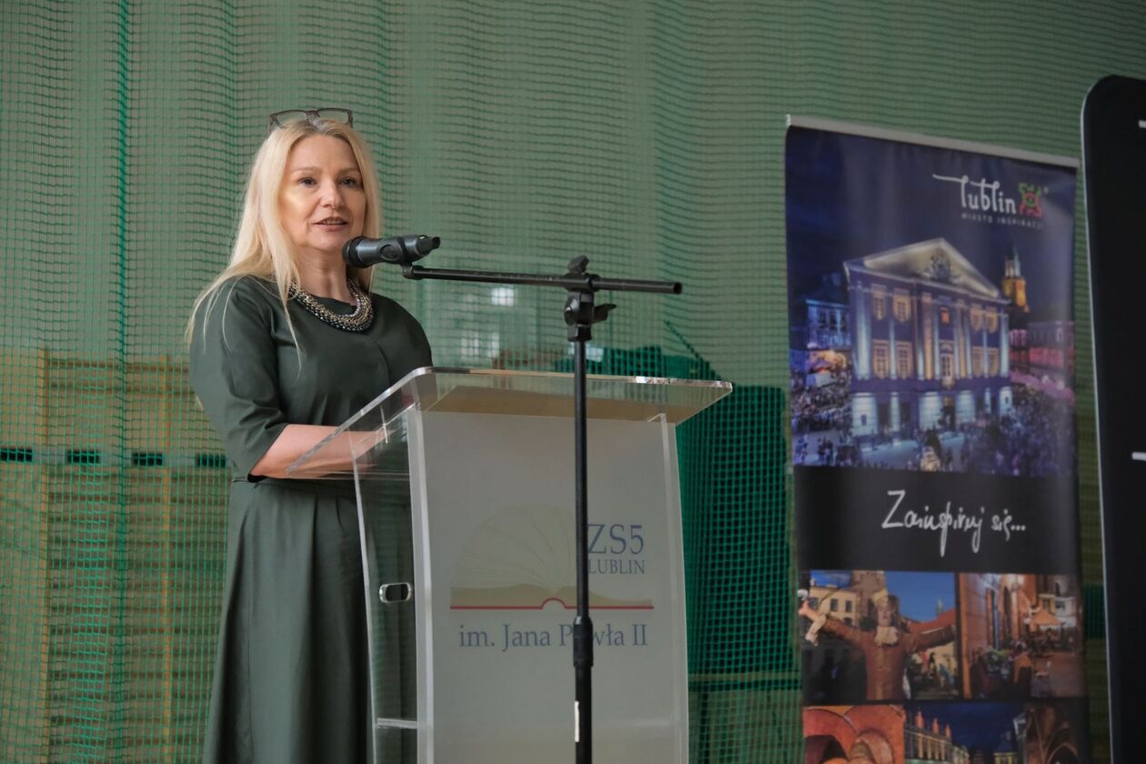  186 uczniów otrzymało stypendia prezydenta za sukcesy w olimpiadach i konkursach (zdjęcie 16) - Autor: DW