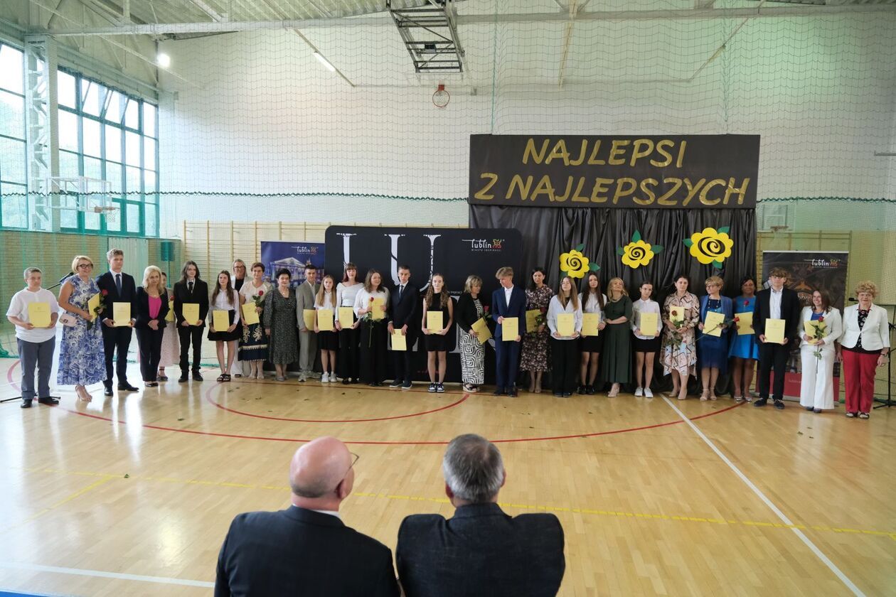  186 uczniów otrzymało stypendia prezydenta za sukcesy w olimpiadach i konkursach (zdjęcie 68) - Autor: DW