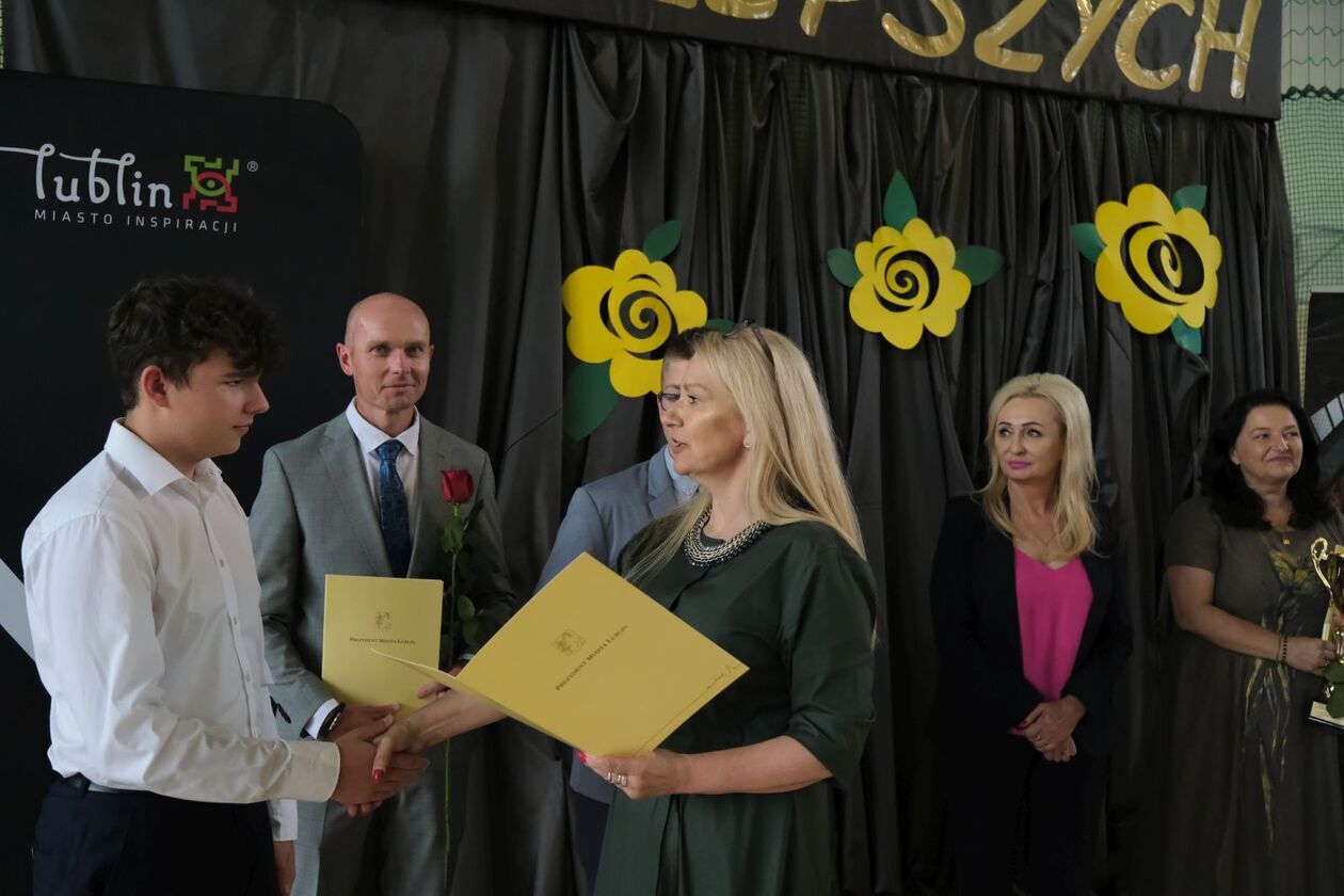  186 uczniów otrzymało stypendia prezydenta za sukcesy w olimpiadach i konkursach (zdjęcie 46) - Autor: DW