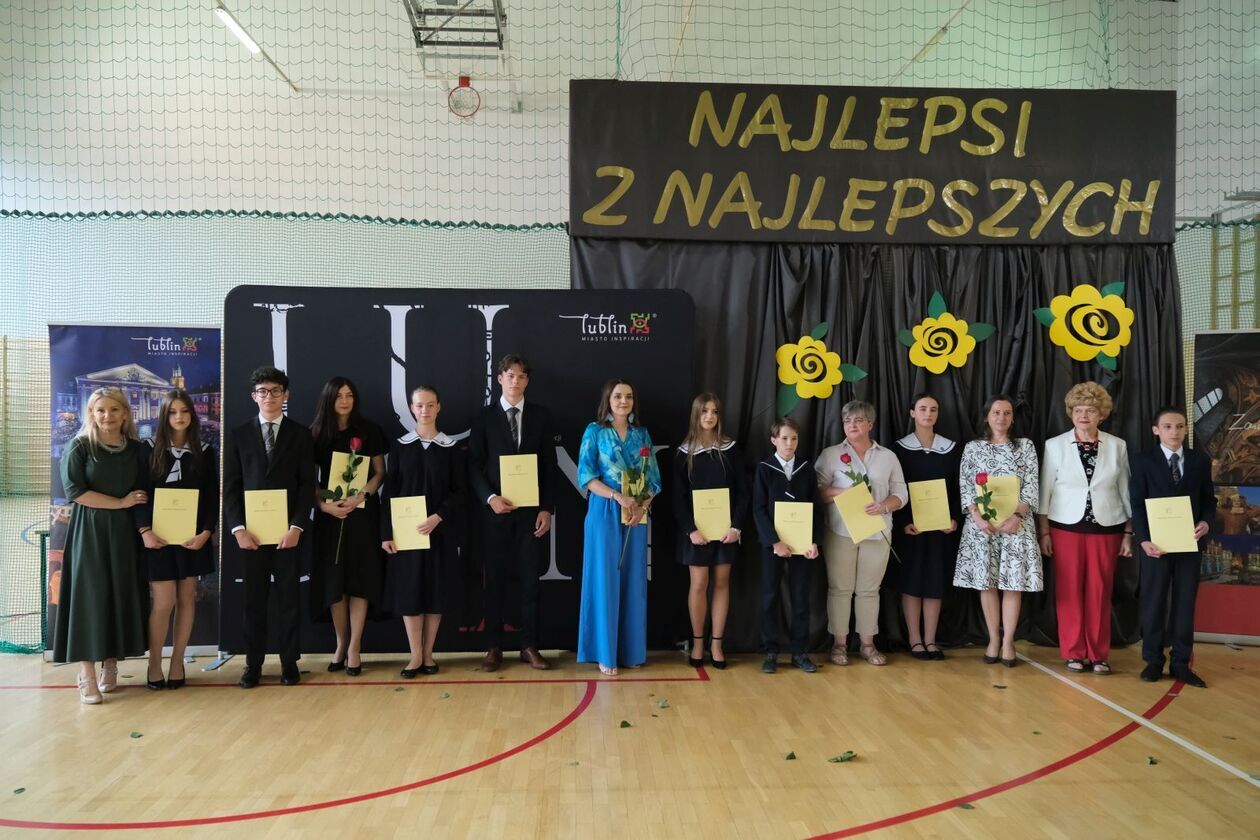  186 uczniów otrzymało stypendia prezydenta za sukcesy w olimpiadach i konkursach (zdjęcie 86) - Autor: DW