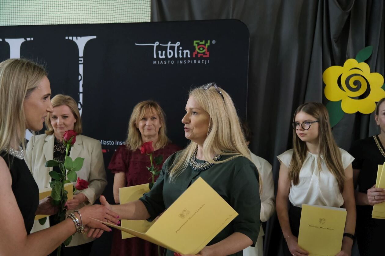  186 uczniów otrzymało stypendia prezydenta za sukcesy w olimpiadach i konkursach (zdjęcie 35) - Autor: DW