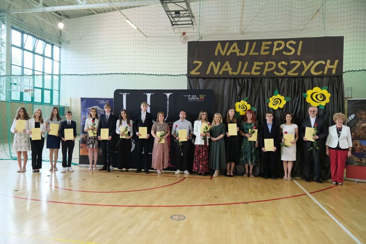  186 uczniów otrzymało stypendia prezydenta za sukcesy w olimpiadach i konkursach (zdjęcie 70) - Autor: DW