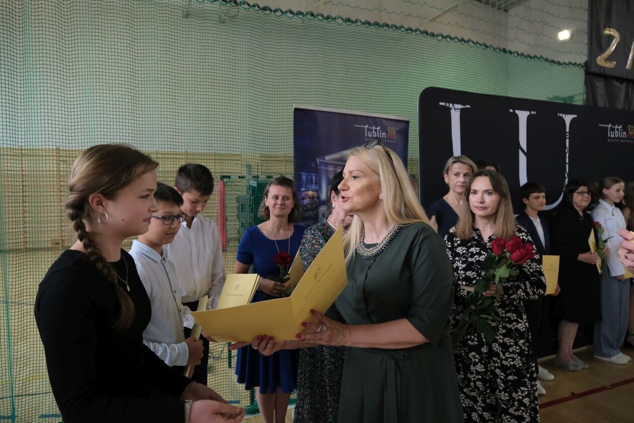  186 uczniów otrzymało stypendia prezydenta za sukcesy w olimpiadach i konkursach (zdjęcie 62) - Autor: DW