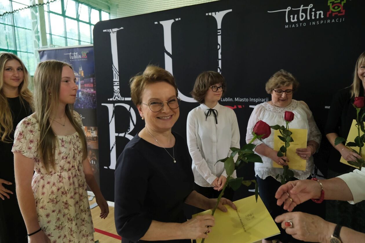  186 uczniów otrzymało stypendia prezydenta za sukcesy w olimpiadach i konkursach (zdjęcie 80) - Autor: DW