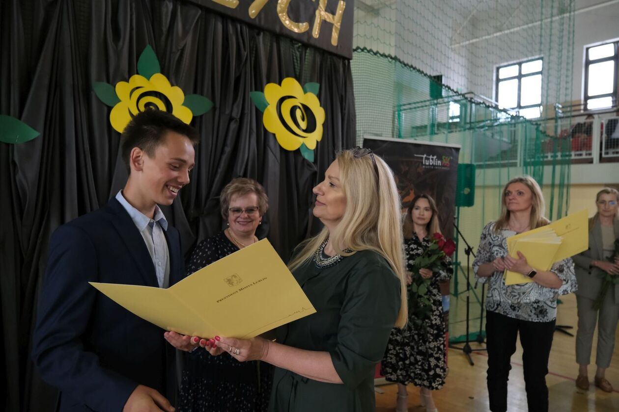  186 uczniów otrzymało stypendia prezydenta za sukcesy w olimpiadach i konkursach (zdjęcie 54) - Autor: DW