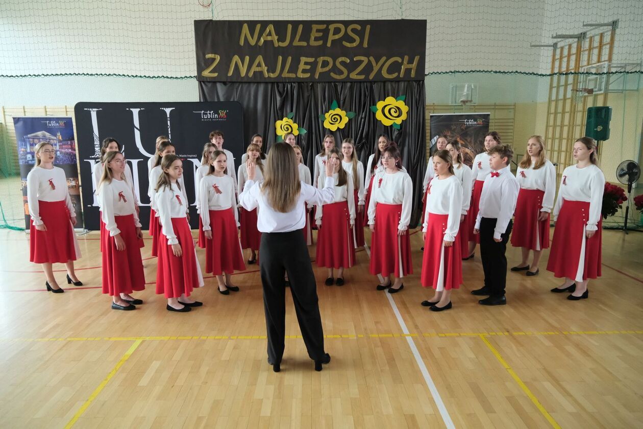  186 uczniów otrzymało stypendia prezydenta za sukcesy w olimpiadach i konkursach (zdjęcie 6) - Autor: DW