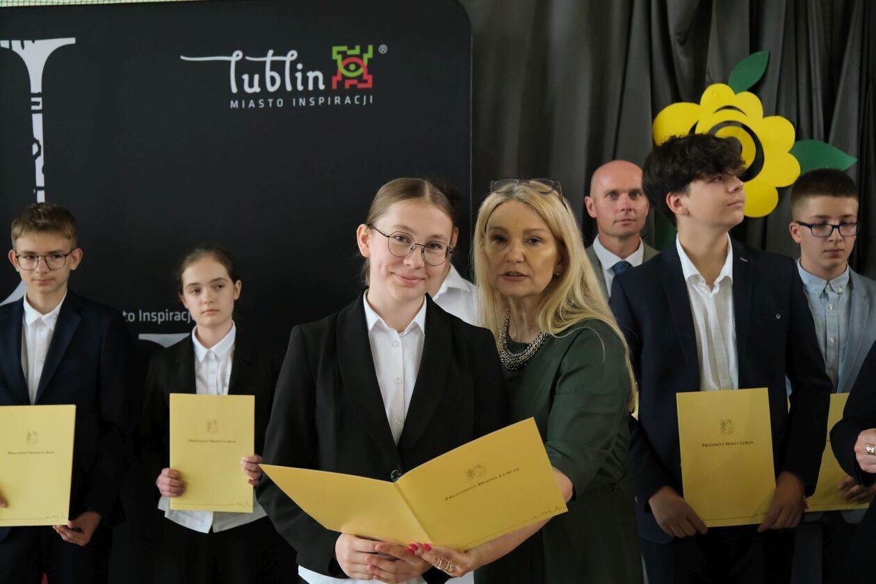  186 uczniów otrzymało stypendia prezydenta za sukcesy w olimpiadach i konkursach (zdjęcie 48) - Autor: DW