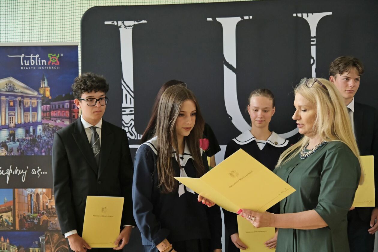  186 uczniów otrzymało stypendia prezydenta za sukcesy w olimpiadach i konkursach (zdjęcie 85) - Autor: DW