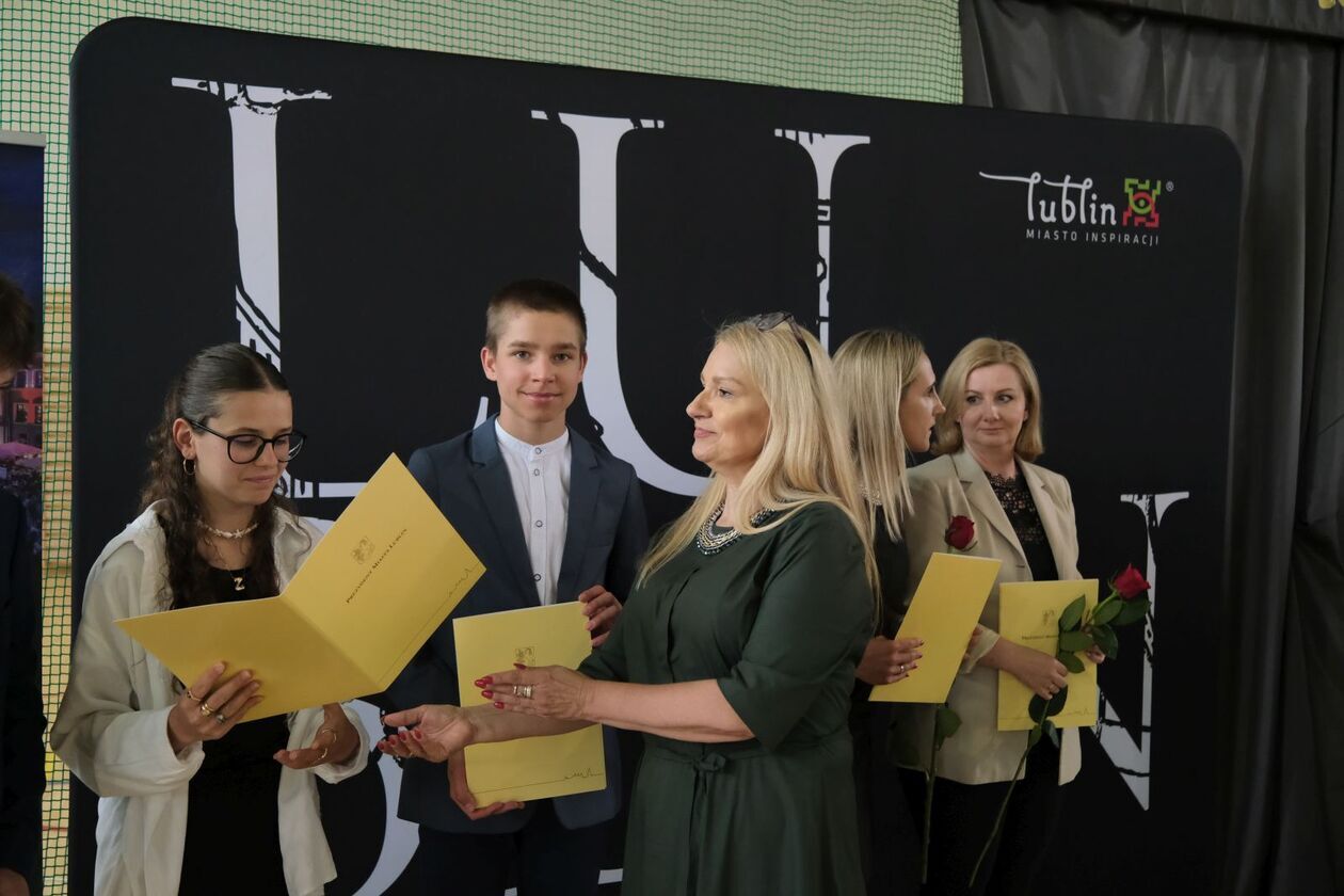  186 uczniów otrzymało stypendia prezydenta za sukcesy w olimpiadach i konkursach (zdjęcie 37) - Autor: DW