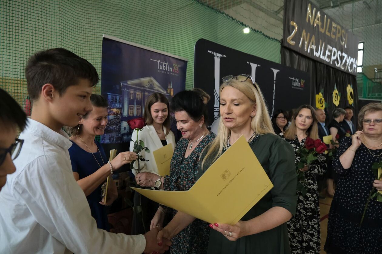  186 uczniów otrzymało stypendia prezydenta za sukcesy w olimpiadach i konkursach (zdjęcie 60) - Autor: DW