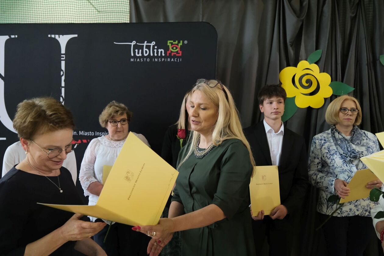  186 uczniów otrzymało stypendia prezydenta za sukcesy w olimpiadach i konkursach (zdjęcie 79) - Autor: DW