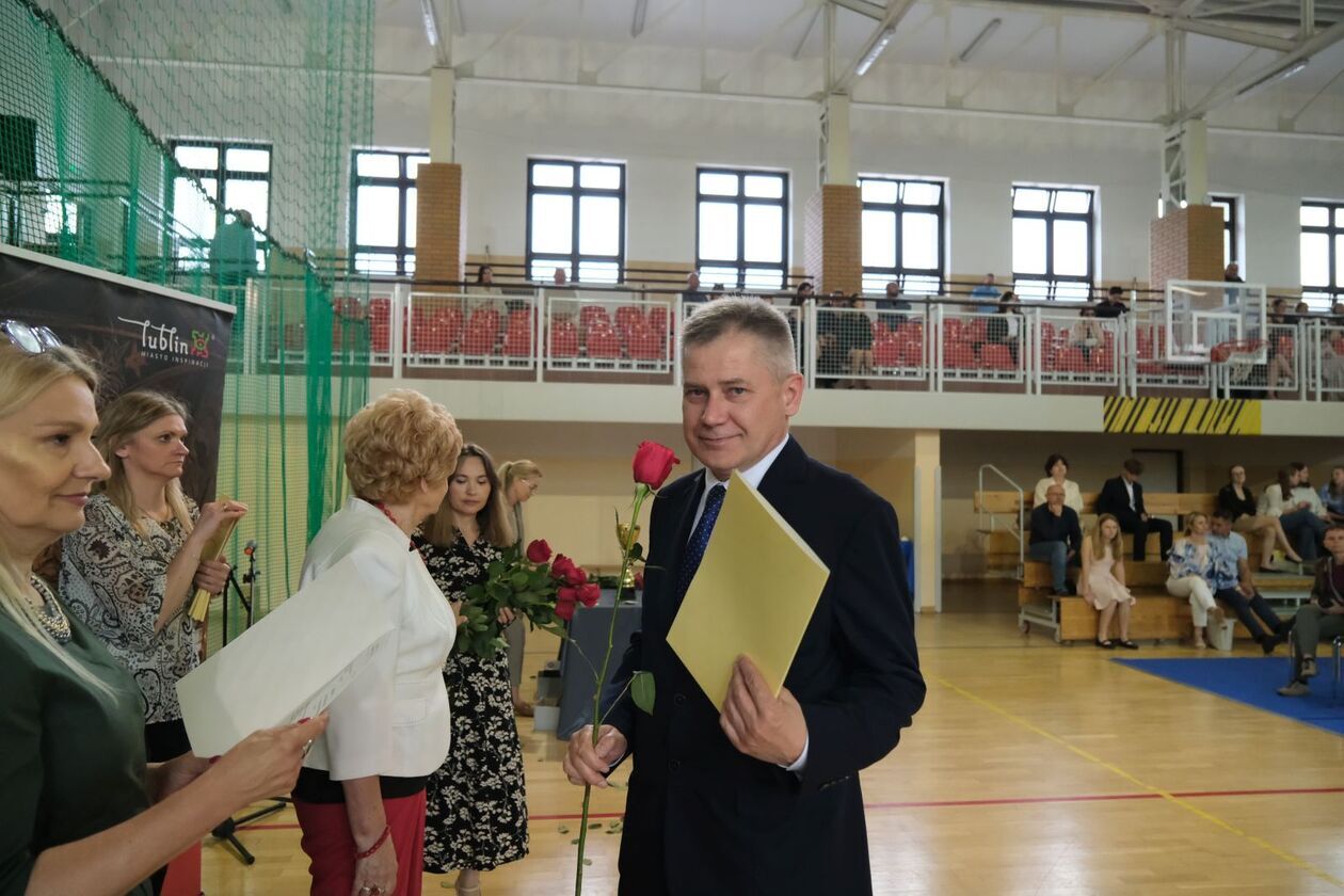  186 uczniów otrzymało stypendia prezydenta za sukcesy w olimpiadach i konkursach (zdjęcie 97) - Autor: DW