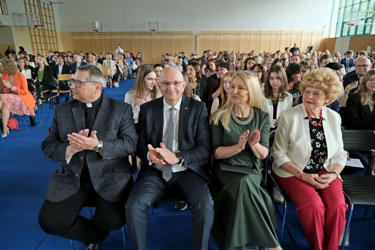  186 uczniów otrzymało stypendia prezydenta za sukcesy w olimpiadach i konkursach (zdjęcie 5) - Autor: DW