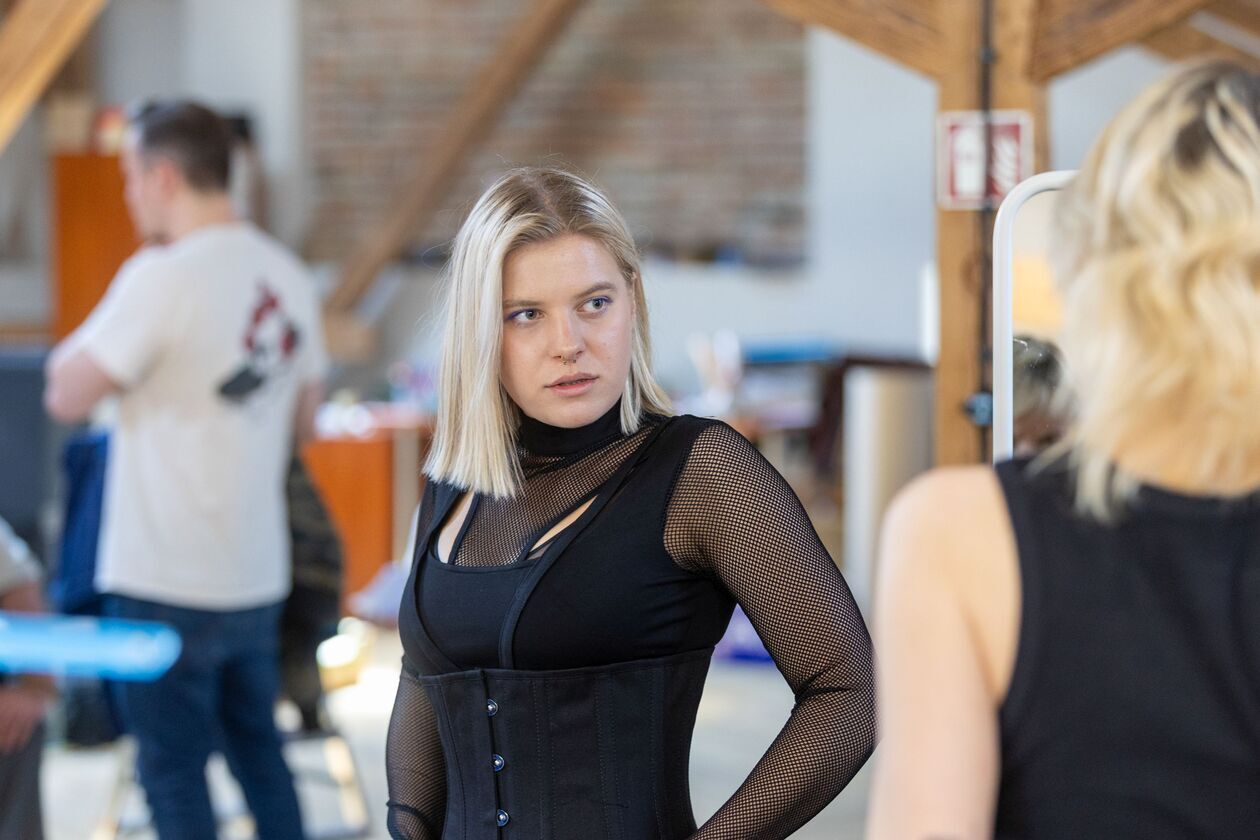  Przymiarki kostiumów do spektaklu Poskromienie złośnicy w Teatrze Osterwy w Lublinie (zdjęcie 1) - Autor: Marcin Studziński