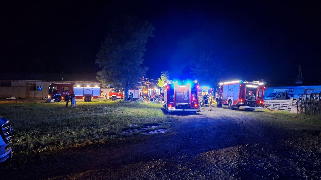  Pożar hali w Garbowie (zdjęcie 2) - Autor: KM PSP w Lublinie