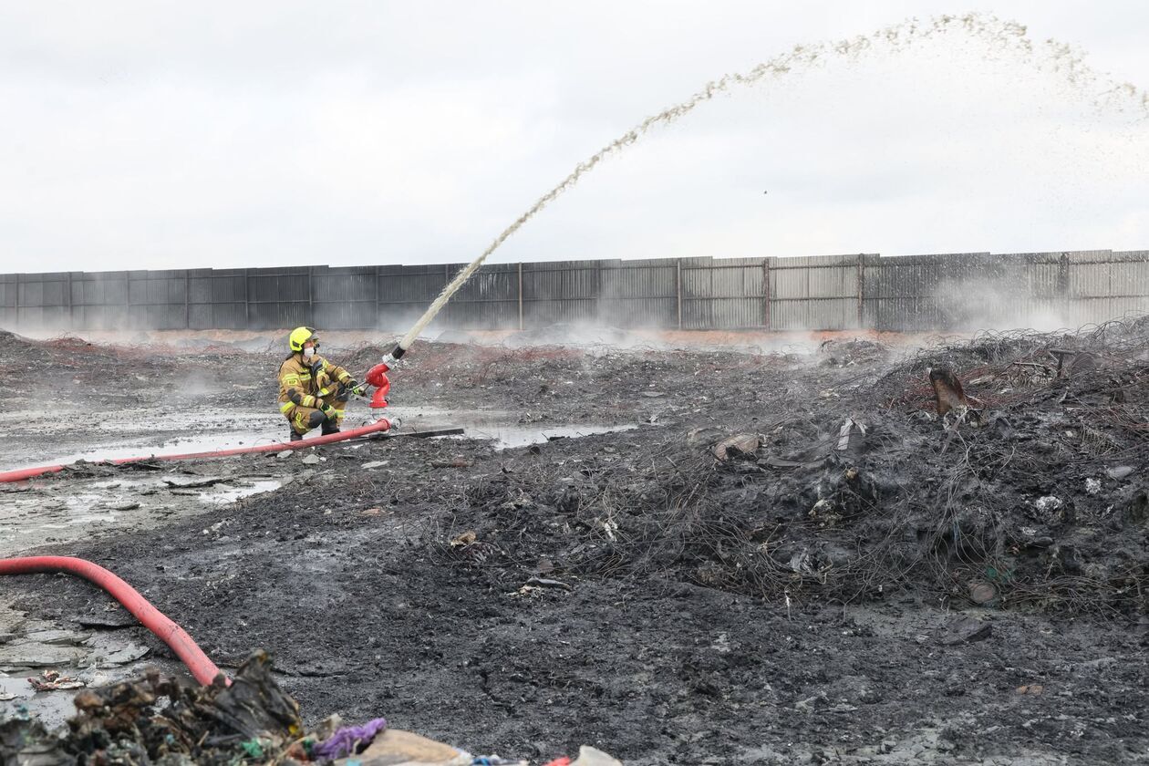  Zakład w Rzeczycy Ziemiańskiej po pożarze (zdjęcie 12) - Autor: DW