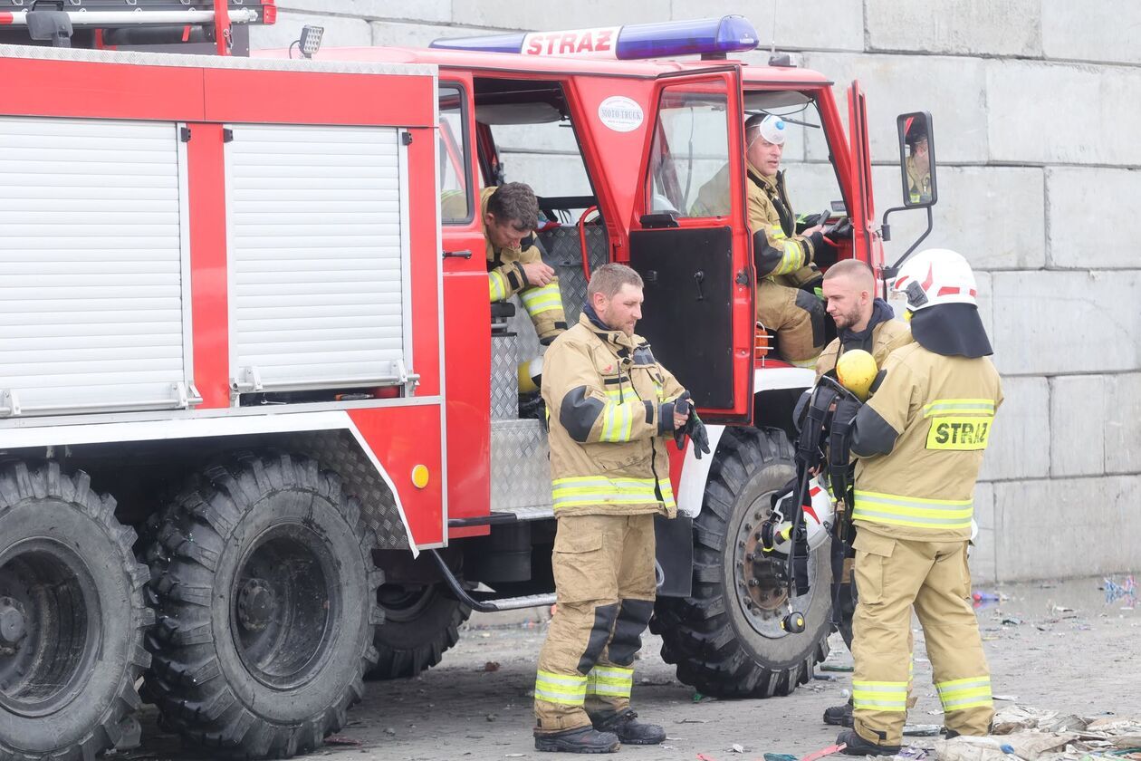  Zakład w Rzeczycy Ziemiańskiej po pożarze (zdjęcie 7) - Autor: DW