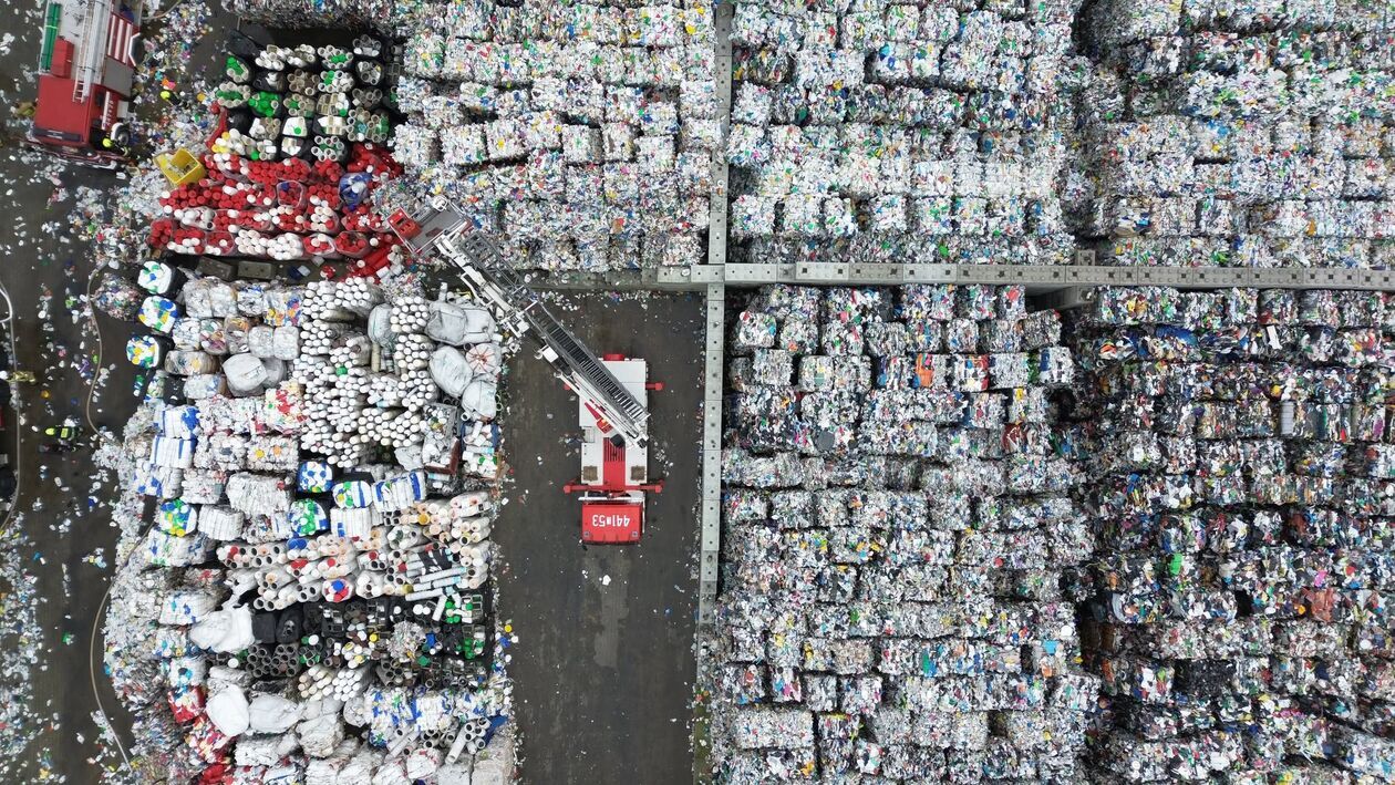  Zakład w Rzeczycy Ziemiańskiej po pożarze (zdjęcie 2) - Autor: DW