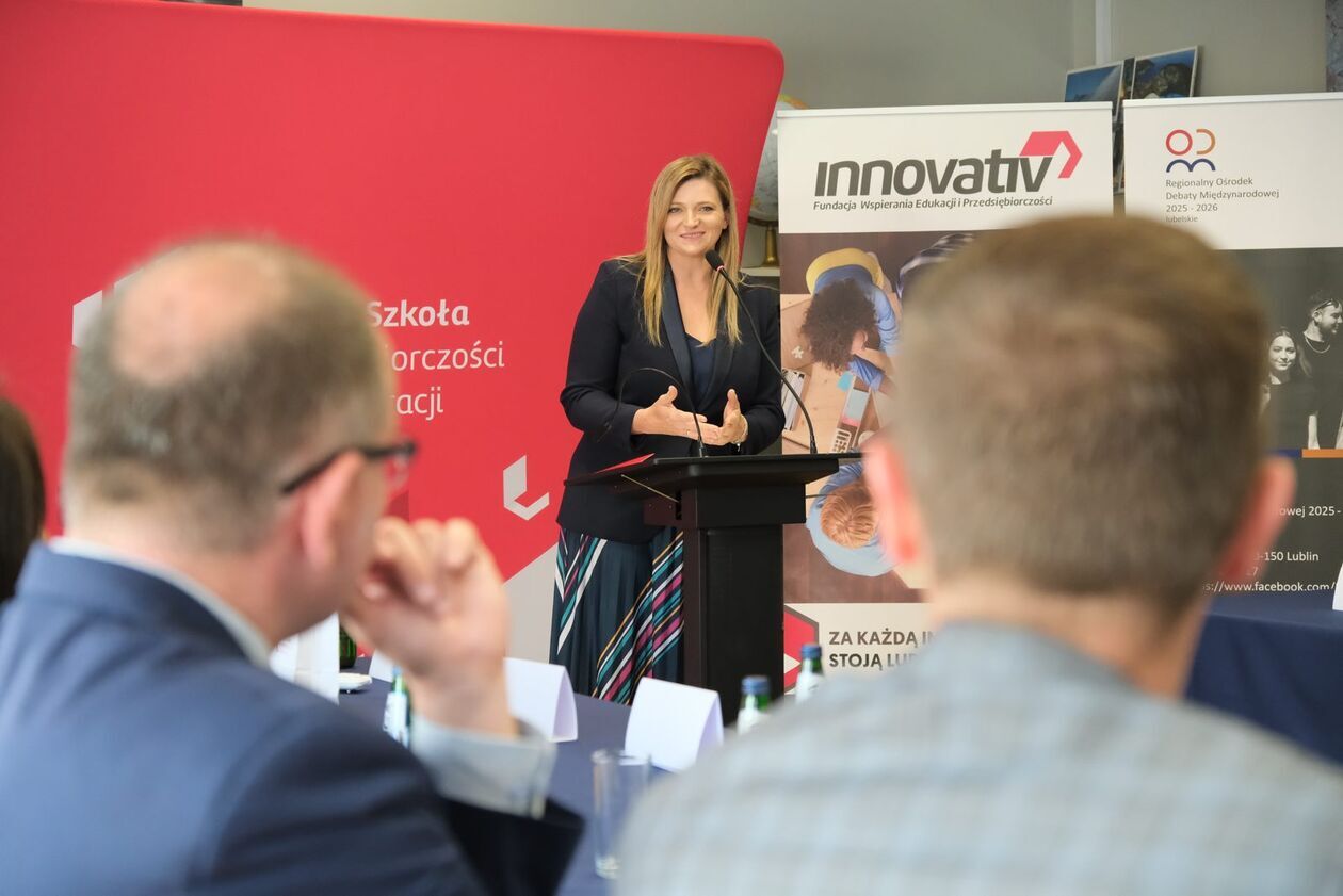  Otwarcie Regionalnego Ośrodka Debaty Międzynarodowej 2025-2026 na WSPiA (zdjęcie 4) - Autor: DW