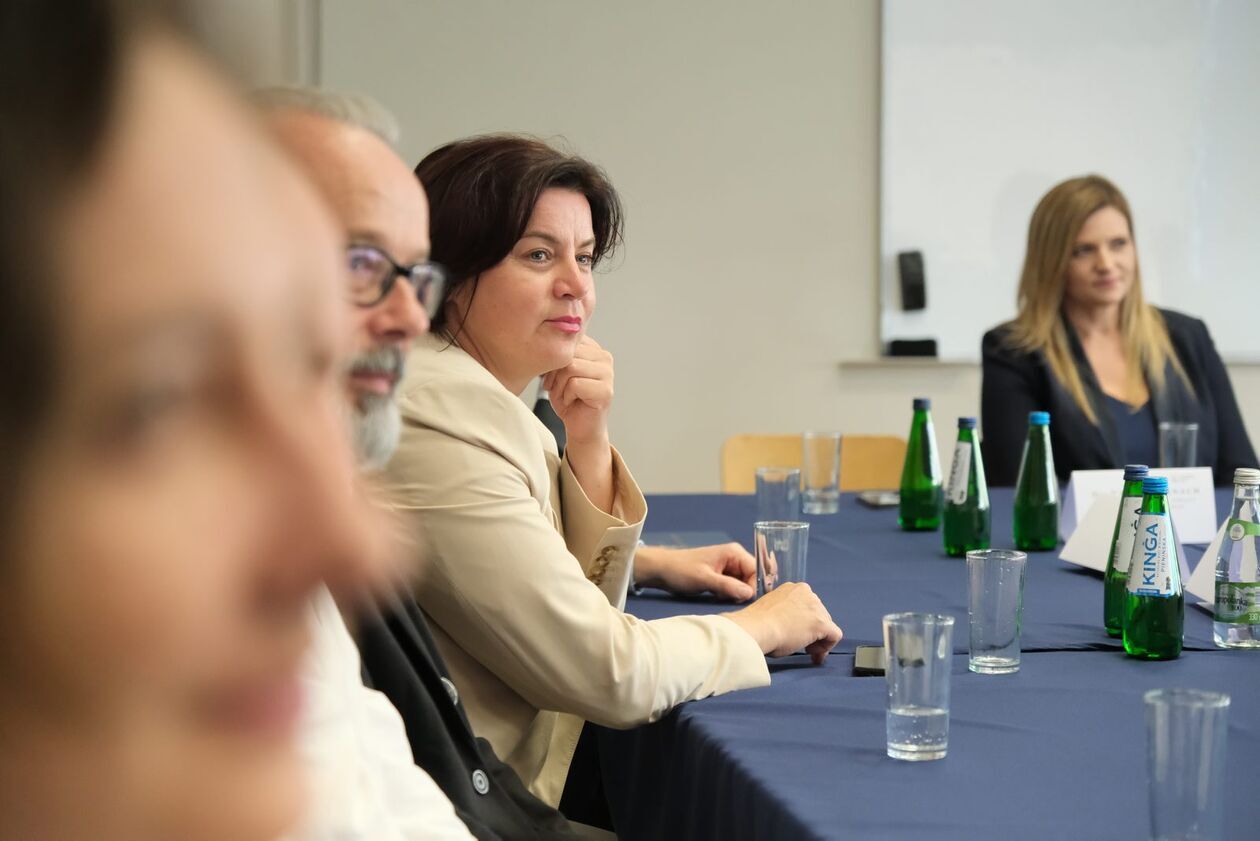  Otwarcie Regionalnego Ośrodka Debaty Międzynarodowej 2025-2026 na WSPiA (zdjęcie 10) - Autor: DW