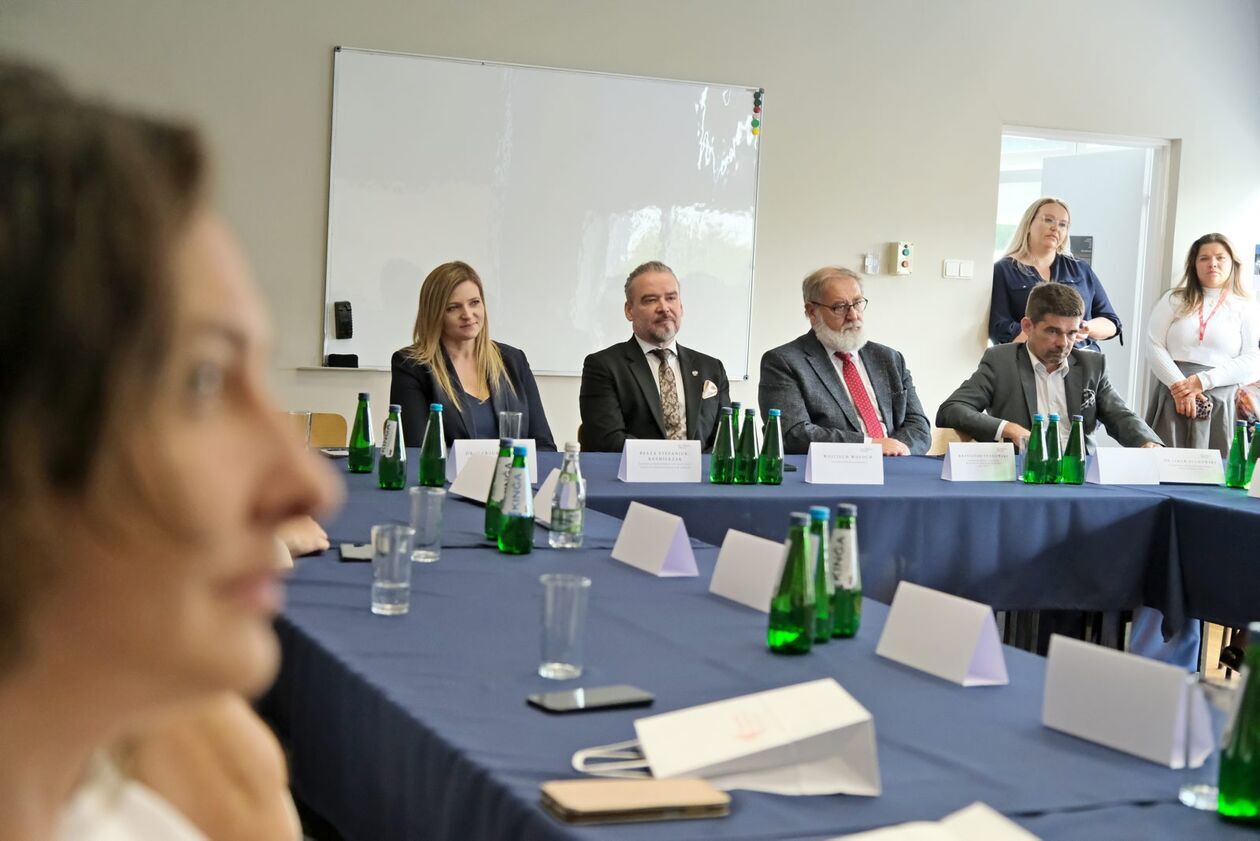  Otwarcie Regionalnego Ośrodka Debaty Międzynarodowej 2025-2026 na WSPiA (zdjęcie 9) - Autor: DW