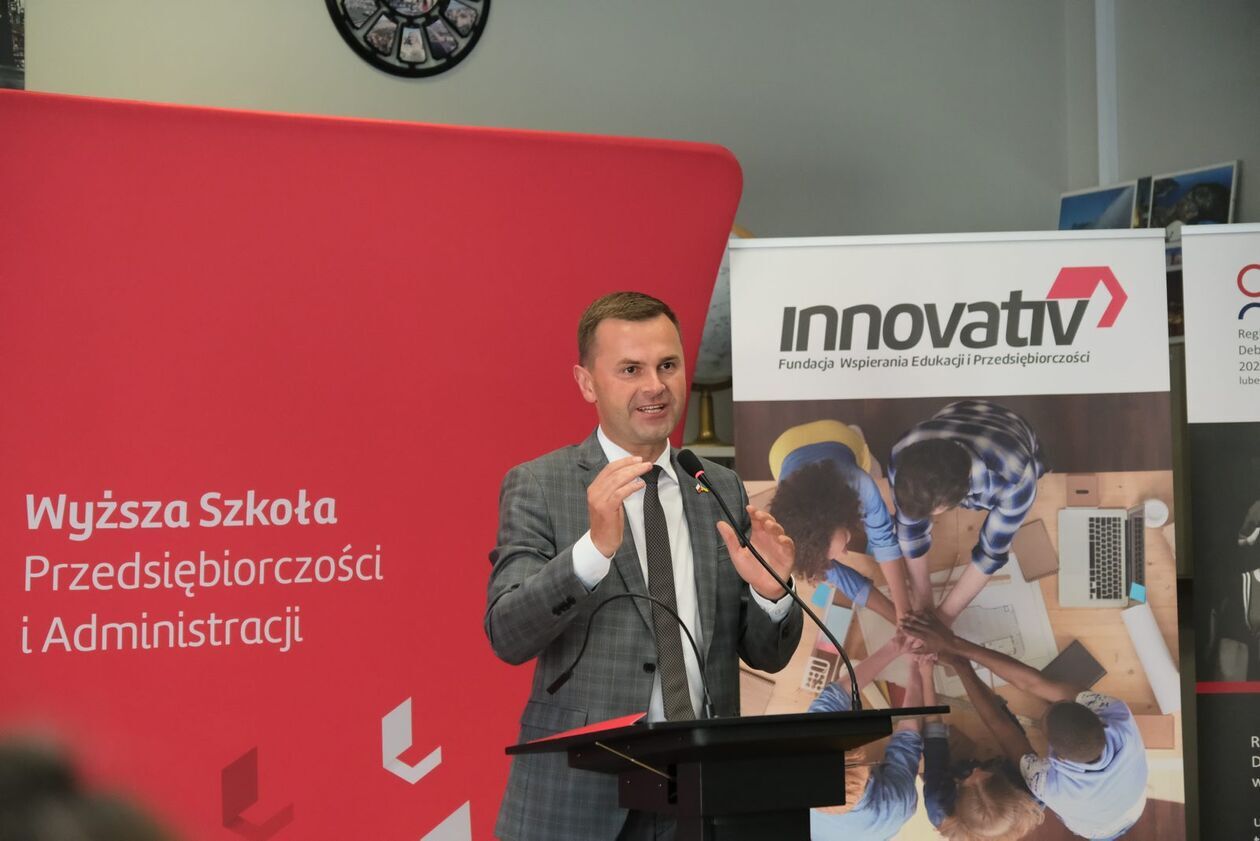  Otwarcie Regionalnego Ośrodka Debaty Międzynarodowej 2025-2026 na WSPiA (zdjęcie 11) - Autor: DW