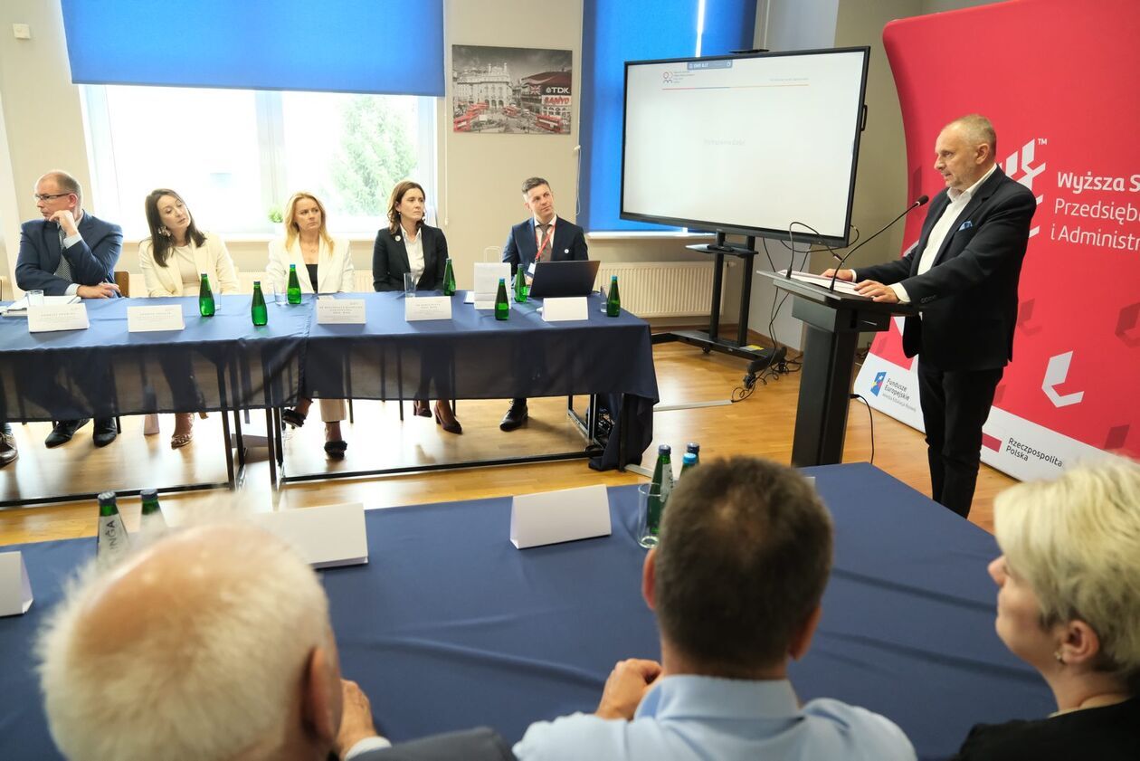  Otwarcie Regionalnego Ośrodka Debaty Międzynarodowej 2025-2026 na WSPiA (zdjęcie 8) - Autor: DW